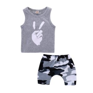 Boys Fashion Gesture Pattern Sleeveless Vest And Camouflage Shorts Set